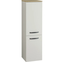 Hoher Badezimmerschrank mit zwei Türen, schwarzen Griffen und einer Abdeckplatte in Holzoptik.