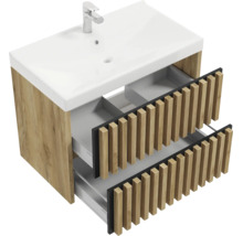 Waschtischunterschrank mit Waschbecken und Armatur, Korpus in Holzoptik Eiche, Fronten mit vertikalen Holzlamellen, zwei geöffnete Schubladen.