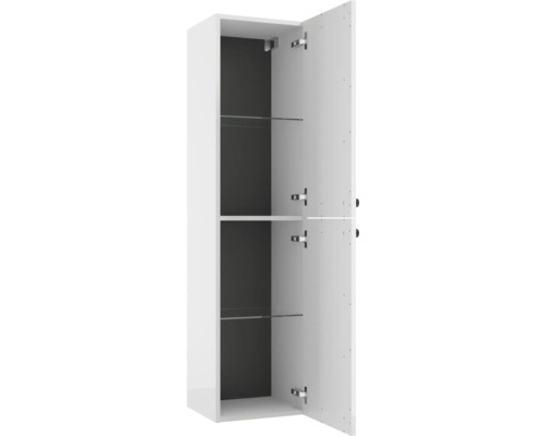Weißer Bad-Hochschrank mit zwei geöffneten Türen, Einlegeböden aus Glas und dunkler Rückwand.