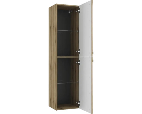 Badezimmer-Hochschrank in Holzoptik mit zwei geöffneten Türen, Glaseinlegeböden und dunkler Rückwand.