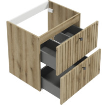 Waschtischunterschrank in Holzoptik mit zwei geöffneten Schubladen, Lamellen-Front und runden schwarzen Griffen.