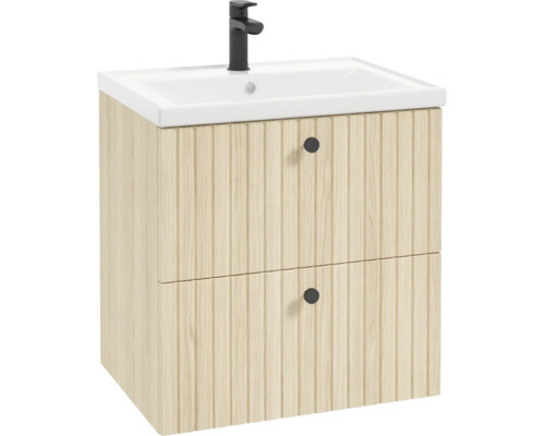 Waschtischunterschrank in Holzoptik mit gerillter Front, zwei Schubladen mit schwarzen Knöpfen, weißem Waschbecken und schwarzer Armatur.