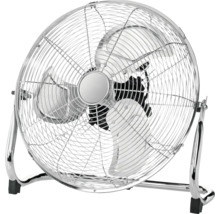 Bodenventilator aus Metall in Chrom-Optik mit drei Rotorblättern und Schutzgitter.