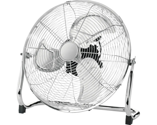 Bodenventilator aus Metall in Chrom-Optik mit drei Rotorblättern und Schutzgitter.