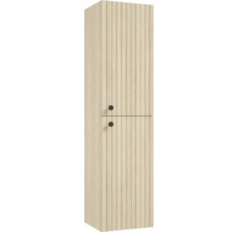 Hoher Badezimmerschrank in heller Holzoptik mit vertikalen Rillen und zwei schwarzen Rundgriffen.
