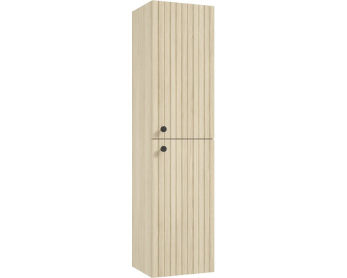 Hoher Badezimmerschrank in heller Holzoptik mit vertikalen Rillen und zwei schwarzen Rundgriffen.
