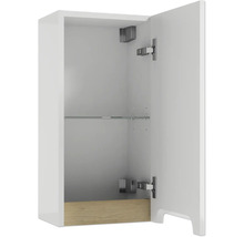 Geöffneter Badezimmer-Hängeschrank in Weiß mit einem Glaseinlegeboden und unterem Abschluss in Holzoptik.