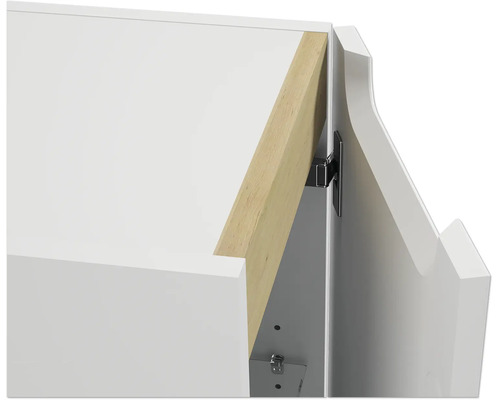Detailaufnahme eines Möbelbeschlags zur Verbindung einer weißen Front mit einem weißen Korpus mit Holzleiste.