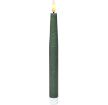 Grüne LED-Stabkerze mit strukturierter Wachsoptik und künstlicher Flamme.