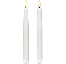 Zwei weiße LED-Stabkerzen mit warmweißem Flammeffekt.