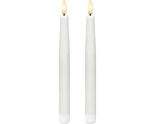 Zwei weiße LED-Stabkerzen mit warmweißem Flammeffekt.