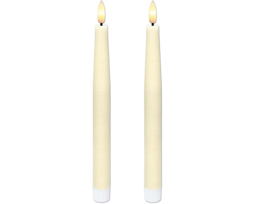 Zwei cremefarbene LED-Stabkerzen mit realistisch wirkender Flamme und geriffeltem Fuß.