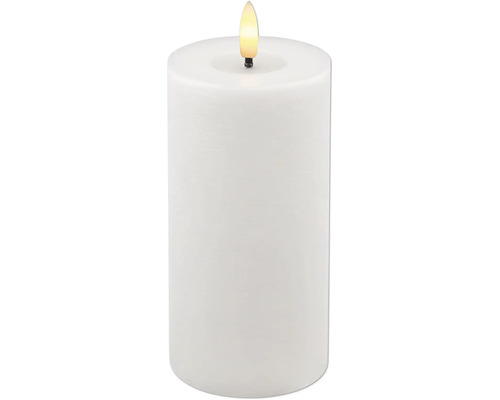 Weiße LED-Stumpenkerze mit künstlicher Flamme.
