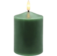 Grüne LED-Stumpenkerze mit künstlicher Flamme und warmweißem Licht.