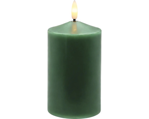 LED-Stumpenkerze in Grün mit künstlicher, leuchtender Flamme.