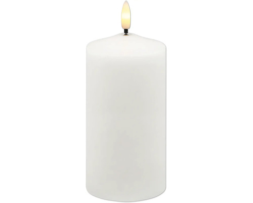 Weiße zylindrische LED-Stumpenkerze mit flammenförmigem Licht.