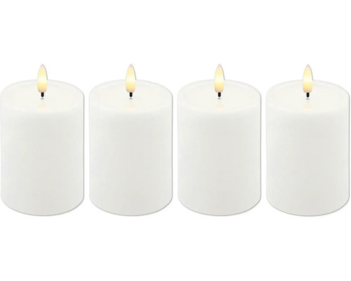 Vier weiße LED-Stumpenkerzen mit flammenförmigem Licht.