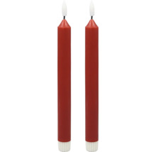 Zwei rote LED-Stabkerzen mit weißer Flamme und geriffeltem Sockel.