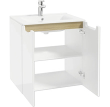 Weißer Waschtischunterschrank mit geöffneten Türen, einem Einlegeboden, Holz-Dekorleiste, integriertem Waschbecken und verchromter Armatur.