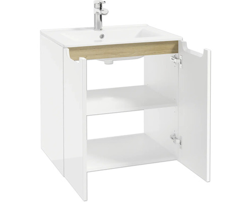 Weißer Waschtischunterschrank mit geöffneten Türen, einem Einlegeboden, Holz-Dekorleiste, integriertem Waschbecken und verchromter Armatur.
