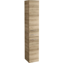 Hochschrank für das Badezimmer in Eiche-Optik mit zwei Türen, einem Schubkasten und verchromten Griffen.