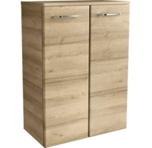 Zweitüriger Schrank in Holzoptik mit silberfarbenen Griffen.