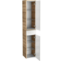 Badezimmer-Hochschrank mit Korpus in Eichen-Optik, weißer Front, einer Schublade und zwei geöffneten Türen mit Glaseinlegeböden.