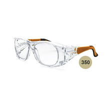 Transparente Schutzbrille mit Seitenschutz und orange-schwarzen Bügeln.
