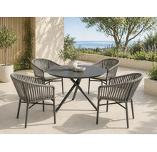 Modernes Gartenmöbel-Set bestehend aus einem runden Tisch und vier Sesseln mit Seilgeflecht auf einer hellen Terrasse mit Meerblick.