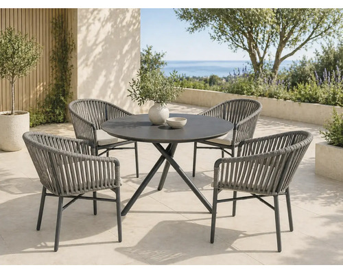 Modernes Gartenmöbel-Set bestehend aus einem runden Tisch und vier Sesseln mit Seilgeflecht auf einer hellen Terrasse mit Meerblick.