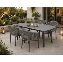 Gartenmöbel-Set bestehend aus einem ovalen Tisch in Holzoptik und vier Stühlen mit Seilgeflecht auf einer Terrasse mit Pflanzen und Laternen.