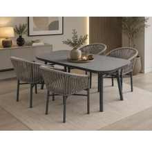 Moderne Garten-Essgruppe mit ovalem Tisch und vier Stühlen aus Seilgeflecht auf einem Teppich in einem hellen Raum.