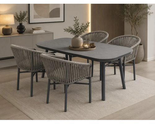 Moderne Garten-Essgruppe mit ovalem Tisch und vier Stühlen aus Seilgeflecht auf einem Teppich in einem hellen Raum.