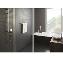 Modernes Badezimmer mit Bergblick, Duschsystem, Glastrennwand, Badewanne, Waschbecken auf Unterschrank und Wandfliesen.