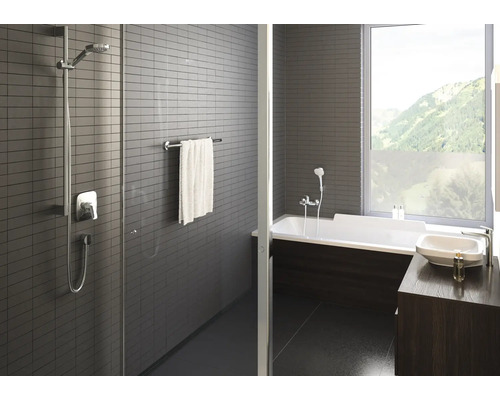 Modernes Badezimmer mit Bergblick, Duschsystem, Glastrennwand, Badewanne, Waschbecken auf Unterschrank und Wandfliesen.