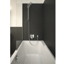 Modernes Badezimmer mit weißer Badewanne, dunklen Mosaikfliesen, verchromter Duscharmatur mit Brausestange und einer gläsernen Trennwand.