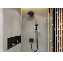 Moderne Dusche mit schwarzer Regendusche, Handbrause an einer Duschstange und Unterputz-Thermostat vor hellgrauen Fliesen.