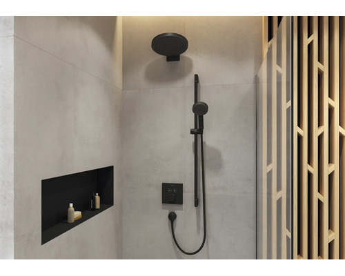 Moderne Dusche mit schwarzer Regendusche, Handbrause an einer Duschstange und Unterputz-Thermostat vor hellgrauen Fliesen.