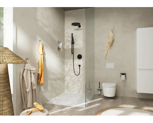 Helles, organisiertes Badezimmer mit begehbarer Dusche, schwarzen Armaturen, wandhängender Toilette und weißem Schrank in modernem Design.