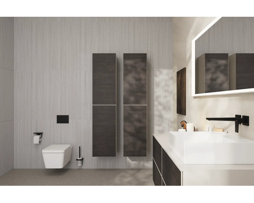 Modernes Badezimmer mit wandhängender Toilette, dunklen Hochschränken, weißem Aufsatzwaschbecken, schwarzer Armatur und beleuchtetem Spiegel.
