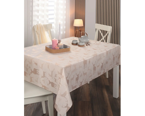 Abwaschbare Tischdecke mit Hirsch-Motiv auf einem gedeckten Esstisch mit Stühlen und Dekoration.
