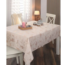 Tischdecke mit Hirsch-Motiv auf einem Esstisch mit Kerzen und Teegeschirr in einem hellen Zimmer.