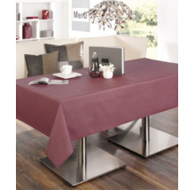 Rechteckige Tischdecke auf einem Esstisch mit Geschirr und Dekoration in einem hellen Esszimmer.