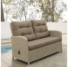 2-Sitzer Gartensofa aus Polyrattan-Geflecht mit gepolsterten Sitz- und Rückenkissen auf einer Terrasse.