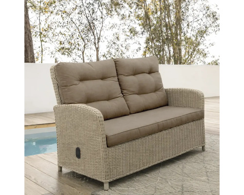 2-Sitzer Gartensofa aus Polyrattan-Geflecht mit gepolsterten Sitz- und Rückenkissen auf einer Terrasse.