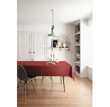 Hell eingerichtetes Esszimmer mit roter Tischdecke auf Holztisch, moderne Stühle, grüne Pendelleuchte und weihnachtliche Dekoration.