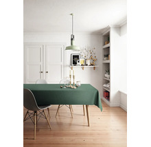 Helles Esszimmer mit grünem Tischtuch auf einem Holztisch, Eames-Stuhl, moderner Pendelleuchte und weihnachtlicher Wanddekoration auf einem Regal.