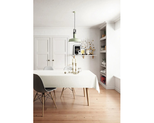Modernes, helles Esszimmer mit weißem Tisch, Pendelleuchte, Holzboden und festlicher Dekoration auf einem Wandregal.