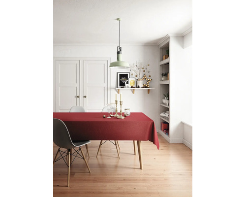 Hell eingerichtetes Esszimmer mit roter Tischdecke auf Holztisch, moderne Stühle, grüne Pendelleuchte und weihnachtliche Dekoration.