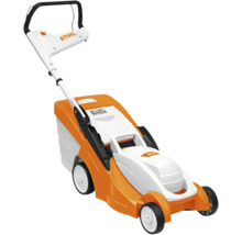 Orange-weißer Stihl Rasenmäher mit schwarzem Holm und Grasfangkorb für die Rasenpflege.